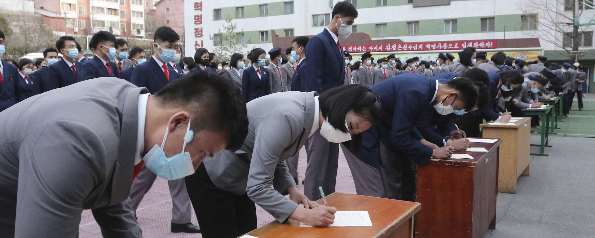 Alunos da Universidade Pyongyang Jang Chol Gu assinam seus nomes na lista de voluntários na capital norte-coreana, 17 de março de 2023 - Sputnik Brasil, 1920, 18.03.2023