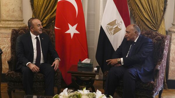 O ministro das Relações Exteriores do Egito, Sameh Shoukry, à direita, encontra-se com seu homólogo turco, Mevlut Cavusoglu, no Palácio Tahrir, no Cairo, Egito, sábado, 18 de março de 2023 - Sputnik Brasil