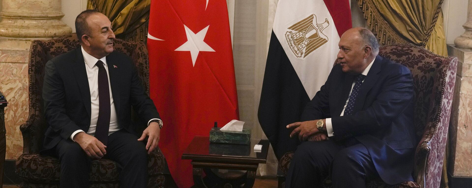 O ministro das Relações Exteriores do Egito, Sameh Shoukry, à direita, encontra-se com seu homólogo turco, Mevlut Cavusoglu, no Palácio Tahrir, no Cairo, Egito, sábado, 18 de março de 2023 - Sputnik Brasil, 1920, 18.03.2023