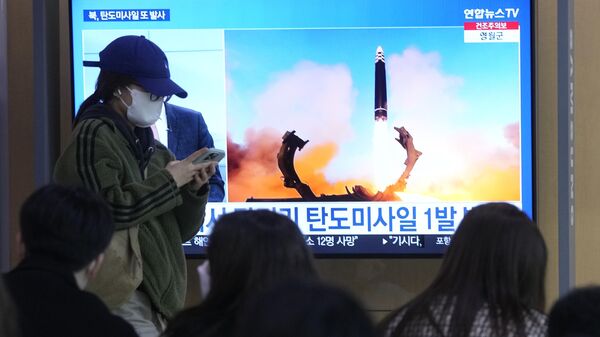 Tela televisiva mostra lançamento de míssil da Coreia do Norte na Estação Ferroviária de Seul, em Seul, Coreia do Sul, 19 de março de 2023 - Sputnik Brasil