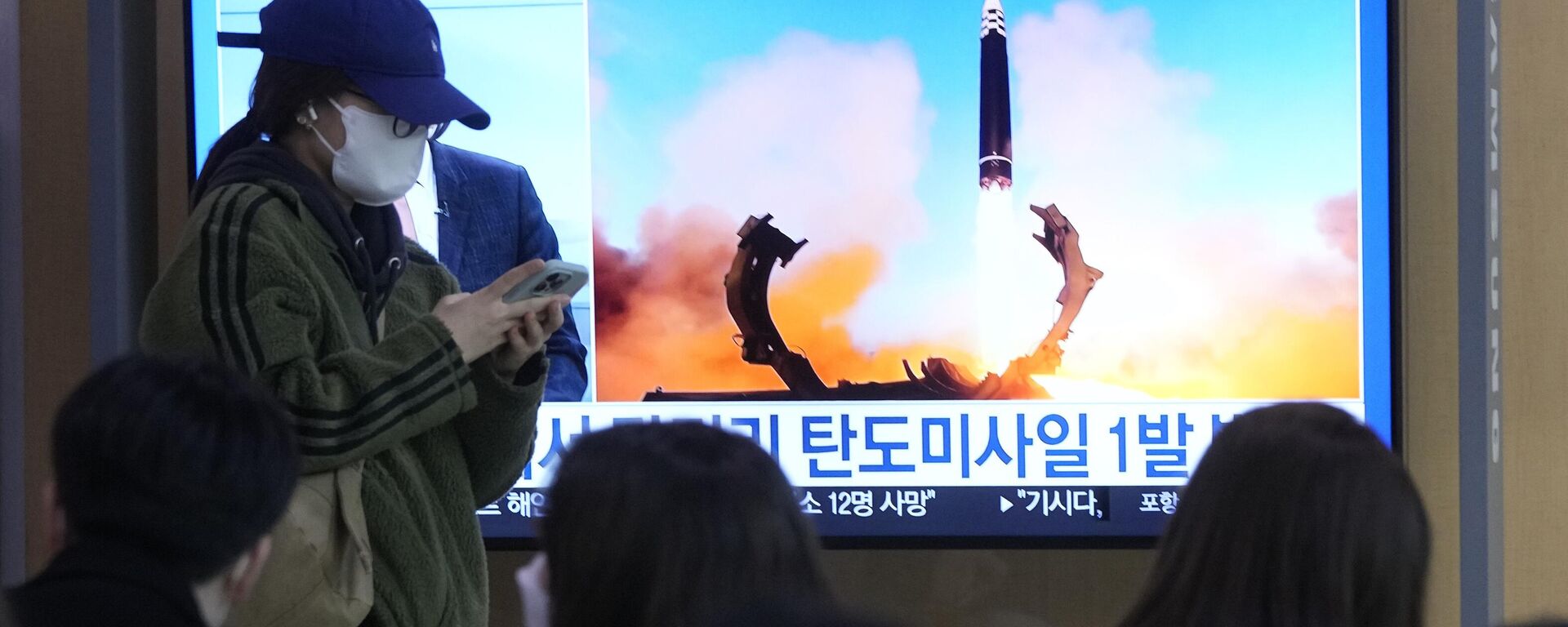Tela televisiva mostra lançamento de míssil da Coreia do Norte na Estação Ferroviária de Seul, em Seul, Coreia do Sul, 19 de março de 2023 - Sputnik Brasil, 1920, 31.05.2023