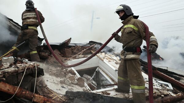 Equipes de resgate no local de casas destruídas por bombardeio das Forças Armadas da Ucrânia, na cidade de Khartsyzsk, foto publicada em 18 de março de 2023 - Sputnik Brasil