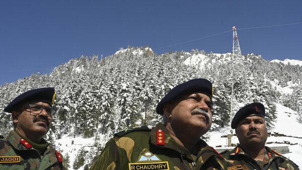 (No centro) Rajeev Chaudhary, tenente e diretor-geral da Organização de Estradas de Fronteira (BRO, na sigal em inglês), em uma estrada perto do desfiladeiro da montanha de Zojila, que liga Srinagar a Ladakh, na fronteira com a China, 28 de fevereiro de 2021 - Sputnik Brasil