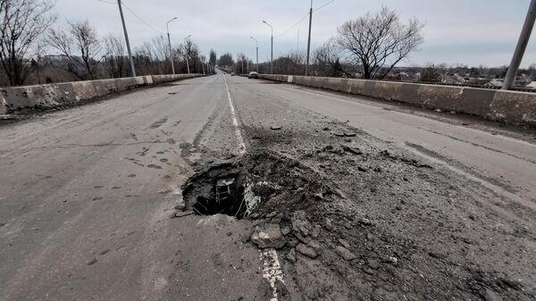 Um buraco é visto na estrada da ponte após um recente bombardeio das Forças Armadas da Ucrânia durante a operação militar especial da Rússia na Ucrânia, na República Popular de Donetsk (RPD) - Sputnik Brasil
