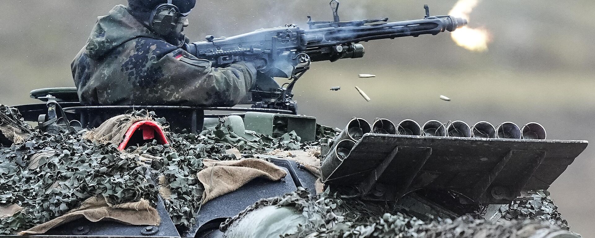 Soldado dispara metralhadora de um tanque Leopard 2 no Batalhão de Tanques 203 da Bundeswehr (Forças Armadas da Alemanha) nas Barracas do Marechal de Campo Rommel, em Augustdorf, Alemanha, 1º de fevereiro de 2023 - Sputnik Brasil, 1920, 24.01.2024