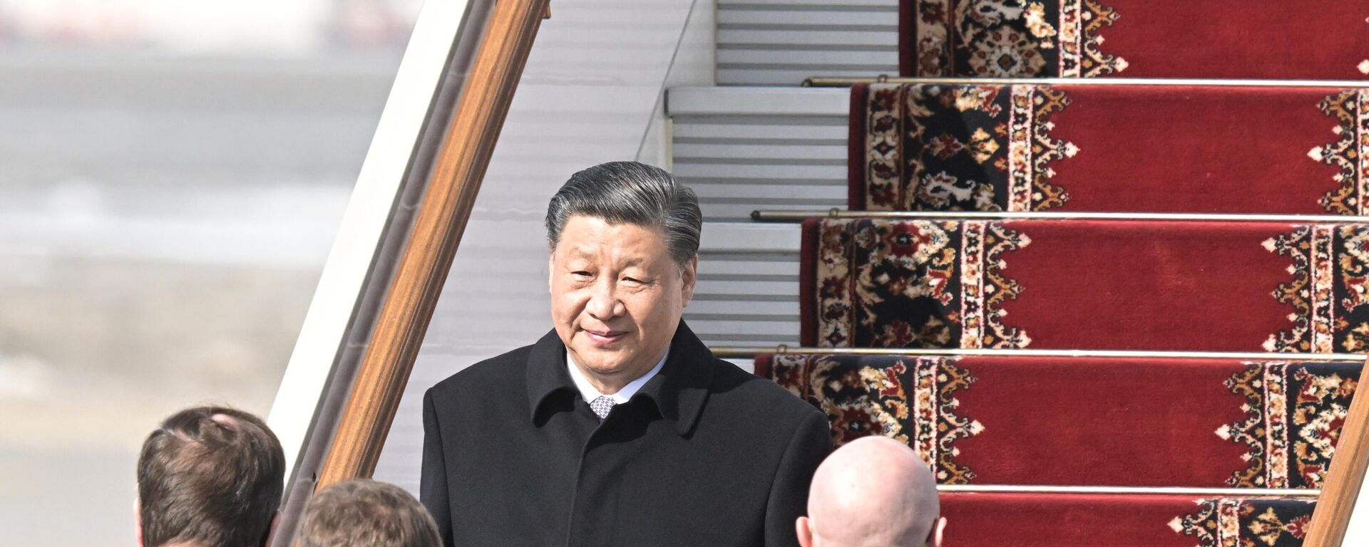 Xi Jinping sai do avião no aeroporto de Moscou - Sputnik Brasil, 1920, 20.03.2023