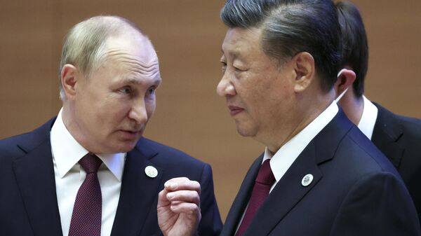 Vladimir Putin (à esquerda) e Xi Jinping (à direita), presidentes da Rússia e da China, respectivamente, durante cúpula da Organização de Cooperação de Xangai (OCX) em Samarkand, Uzbequistão, 16 de setembro de 2022 - Sputnik Brasil