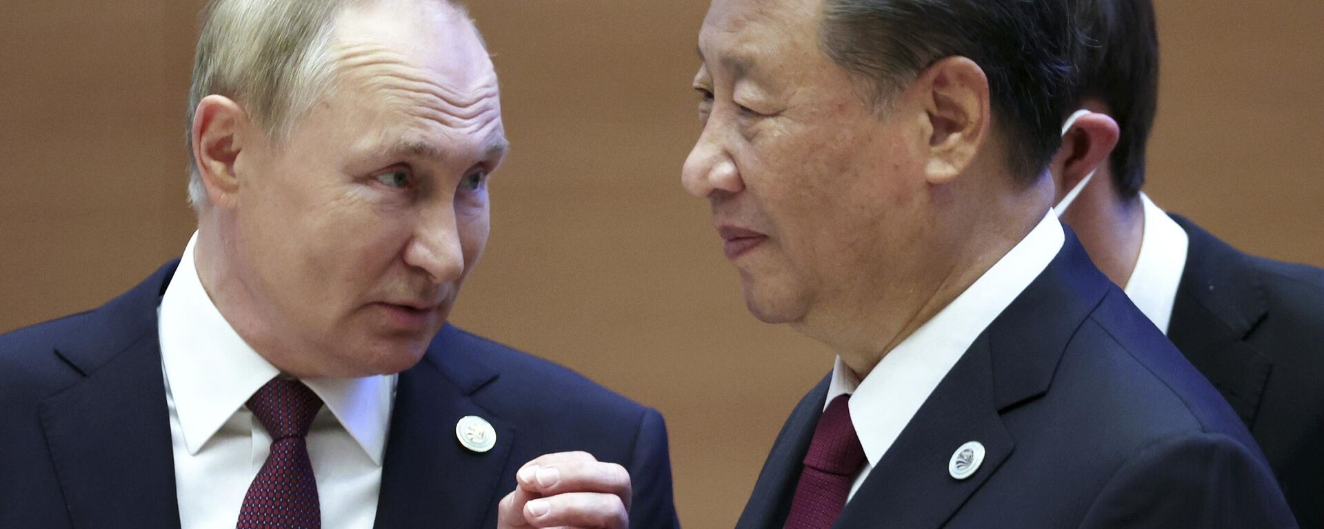 Vladimir Putin (à esquerda) e Xi Jinping (à direita), presidentes da Rússia e da China, respectivamente, durante cúpula da Organização de Cooperação de Xangai (OCX) em Samarkand, Uzbequistão, 16 de setembro de 2022 - Sputnik Brasil, 1920, 20.03.2023