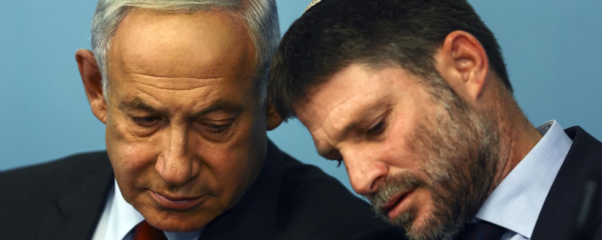O primeiro-ministro israelense Benjamin Netanyahu e o ministro das Finanças de Israel, Bezalel Smotrich, realizam uma coletiva de imprensa no escritório do primeiro-ministro em Jerusalém, 25 de janeiro de 2023 - Sputnik Brasil, 1920, 01.01.2024