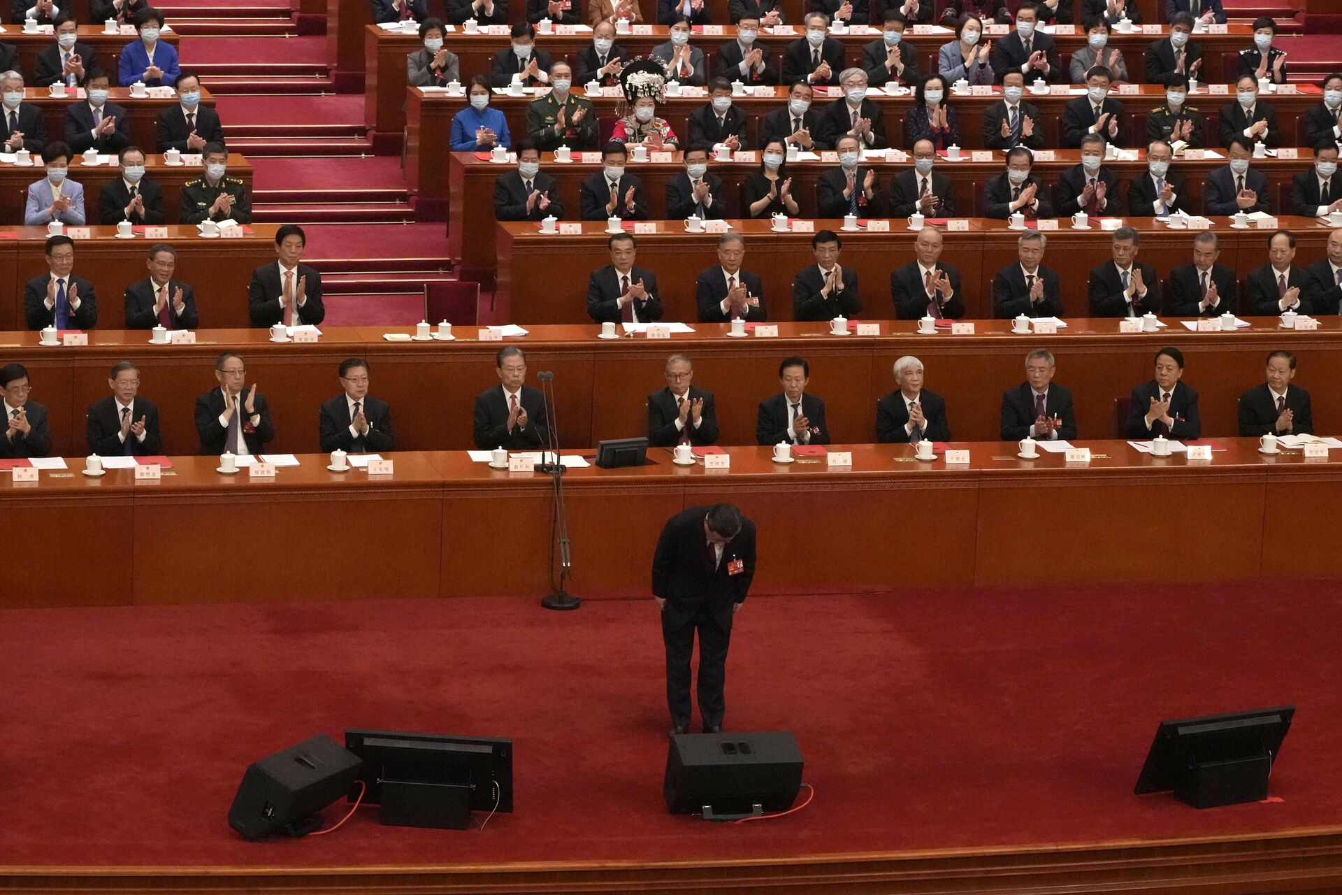 O presidente chinês Xi Jinping faz uma reverência antes de fazer um discurso na cerimônia de encerramento do Congresso Nacional do Povo da China (NPC) no Grande Salão do Povo em Pequim, 13 de março de 2023 - Sputnik Brasil, 1920, 20.03.2023