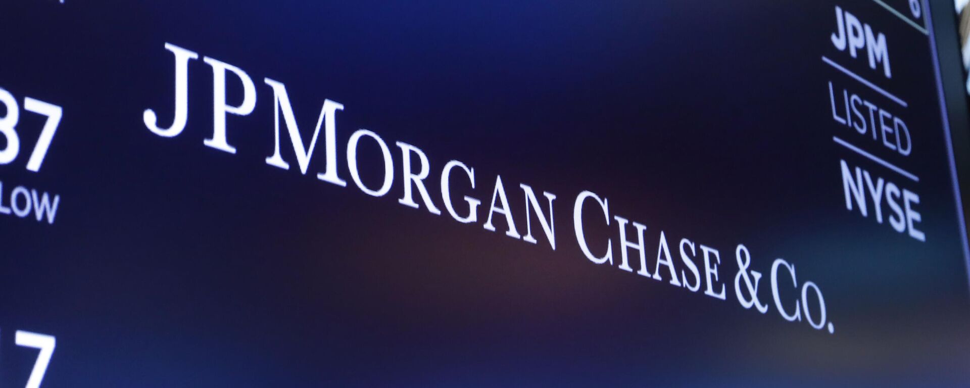 O logotipo do JPMorgan Chase & Co. aparece acima de um posto comercial na Bolsa de Nova York, 16 de agosto de 2019. - Sputnik Brasil, 1920, 21.03.2023