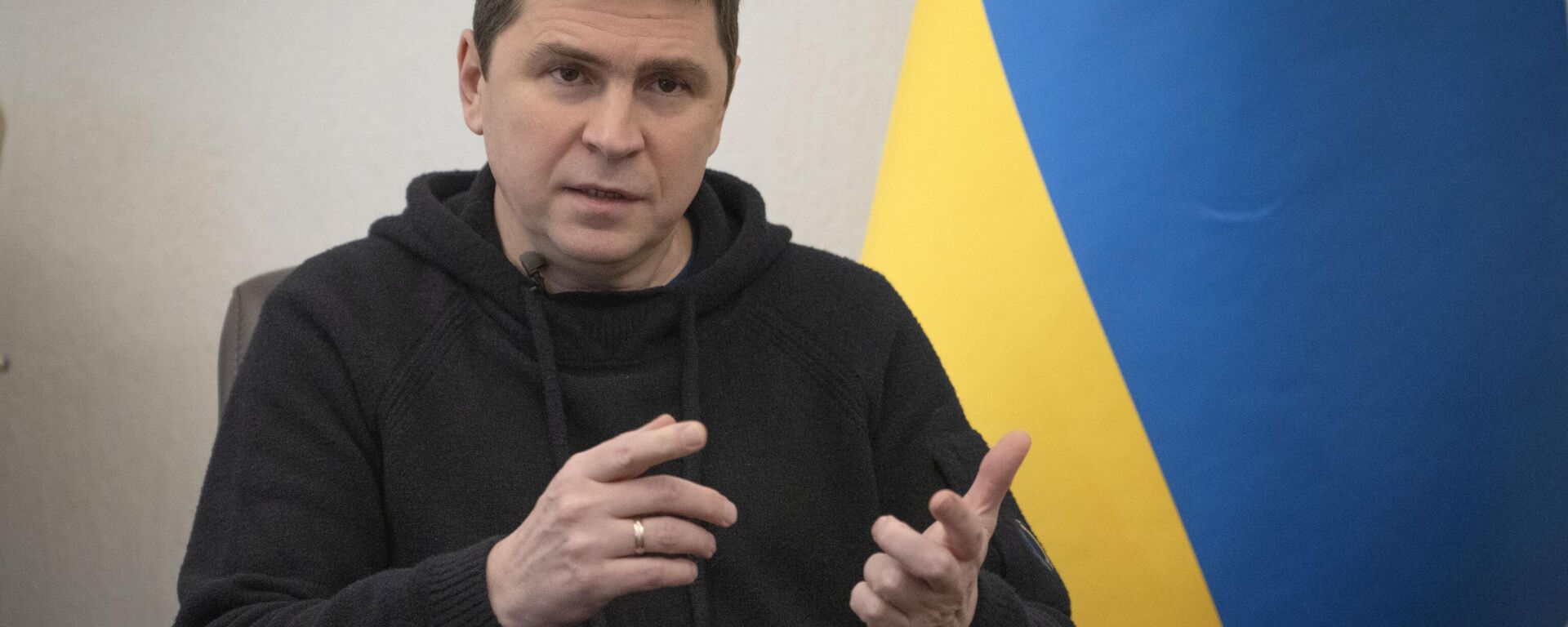 O conselheiro do presidente ucraniano, Mikhail Podolyak, fala durante uma entrevista com a Associated Press em Kiev, 16 de fevereiro de 2023. - Sputnik Brasil, 1920, 21.03.2023