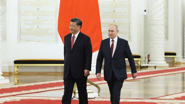 Presidente russo, Vladimir Putin, e o líder chinês, Xi Jinping, durante reunião em Moscou, 21 de março de 2023 - Sputnik Brasil