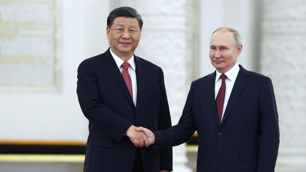 O presidente russo Vladimir Putin, à direita, e o presidente chinês Xi Jinping posam para foto durante uma cerimônia oficial de boas-vindas no Grande Palácio do Kremlin. Moscou, 21 de março de 2023 - Sputnik Brasil