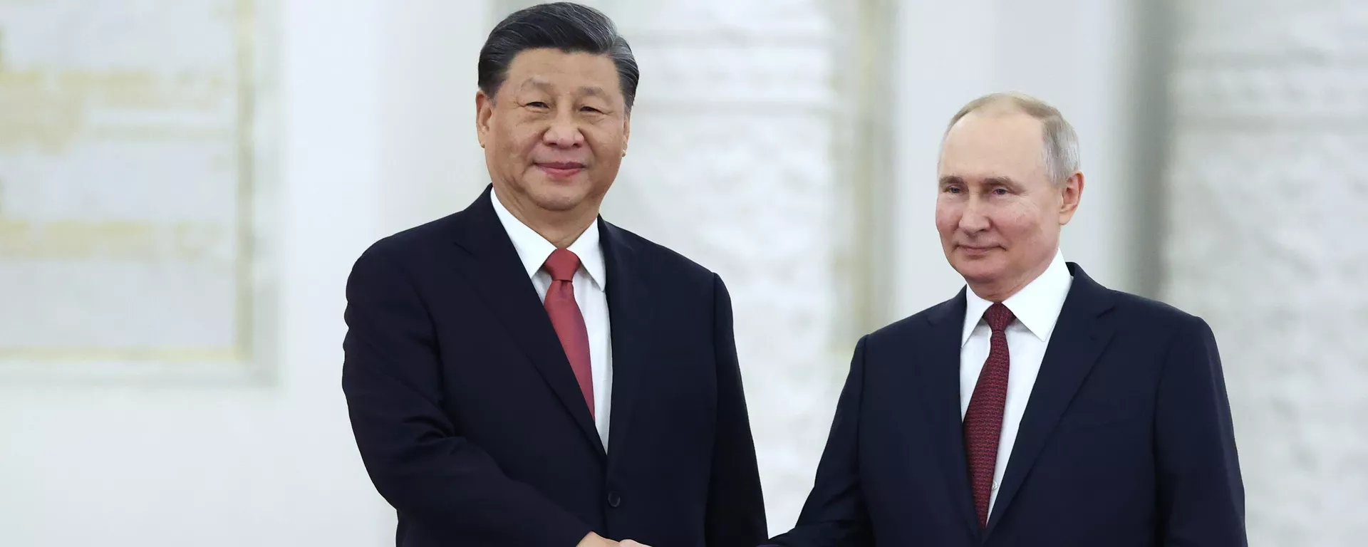 O presidente russo Vladimir Putin, à direita, e o presidente chinês Xi Jinping posam para foto durante uma cerimônia oficial de boas-vindas no Grande Palácio do Kremlin. Moscou, 21 de março de 2023 - Sputnik Brasil, 1920, 13.11.2023