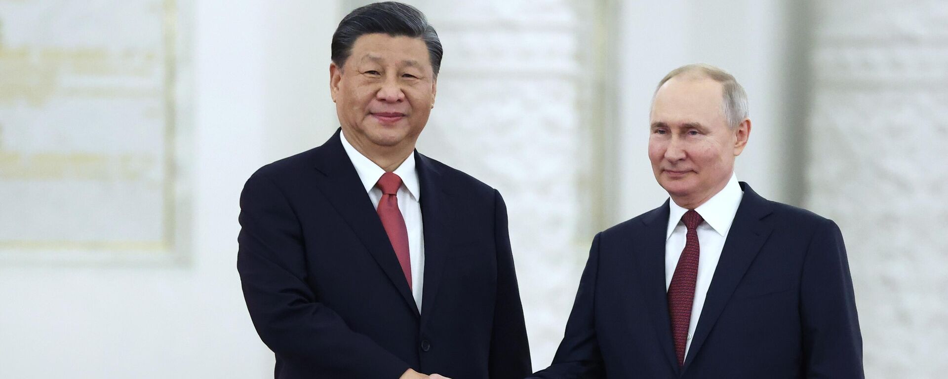 O presidente russo Vladimir Putin, à direita, e o presidente chinês Xi Jinping posam para uma foto durante uma cerimônia oficial de boas-vindas no Grande Palácio do Kremlin, em Moscou, em 21 de março de 2023. - Sputnik Brasil, 1920, 24.11.2023