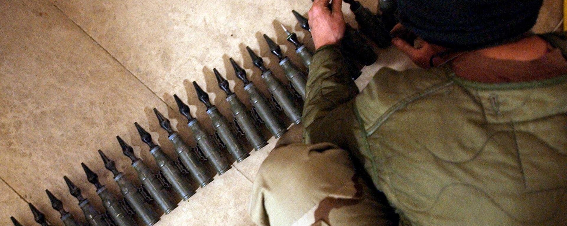 Um soldado do Exército dos EUA conta projéteis de 25 mm com urânio empobrecido durante a invasão do Iraque, 11 de fevereiro de 2004 - Sputnik Brasil, 1920, 22.03.2023