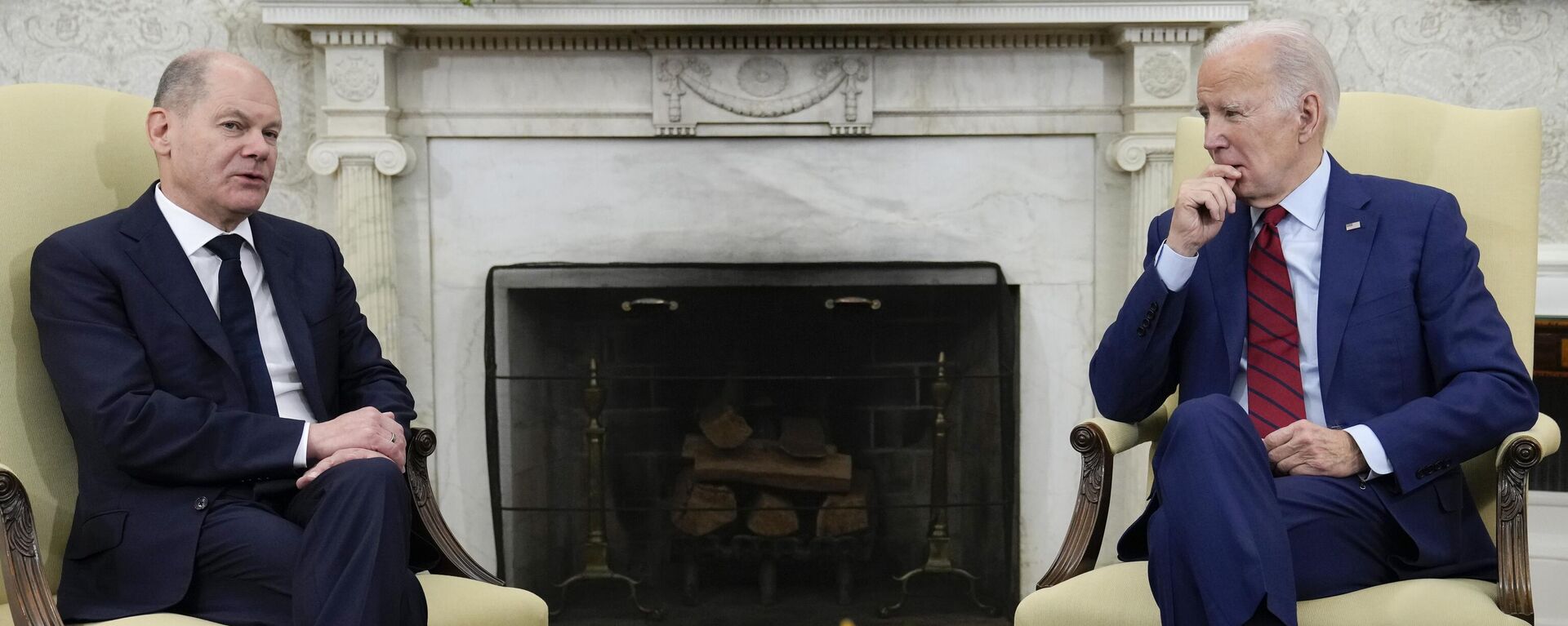 O presidente estadunidense, Joe Biden (à direita), escuta o chanceler alemão, Olaf Scholz, durante reunião no Salão Oval da Casa Branca. Washington D.C., 3 de março de 2023 - Sputnik Brasil, 1920, 22.03.2023