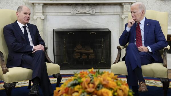O presidente estadunidense, Joe Biden (à direita), escuta o chanceler alemão, Olaf Scholz, durante reunião no Salão Oval da Casa Branca. Washington D.C., 3 de março de 2023 - Sputnik Brasil