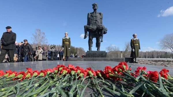 Visitantes do memorial de Khatyn comemoram 75 anos da tragédia perante a escultura do Insubmisso, inspirada por Josef Kaminsky, sobrevivente do massacre de Khatyn, 2018 - Sputnik Brasil