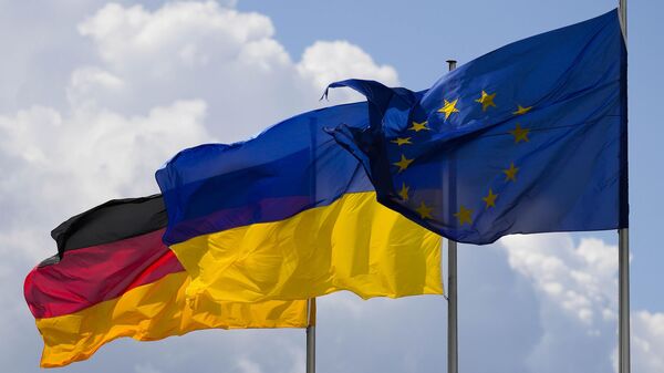 A bandeira nacional ucraniana entre a bandeira da UE, à direita, e a bandeira nacional alemã, à direita, em frente ao edifício do Reichstag durante um debate no parlamento alemão, 1º de junho de 2022. - Sputnik Brasil