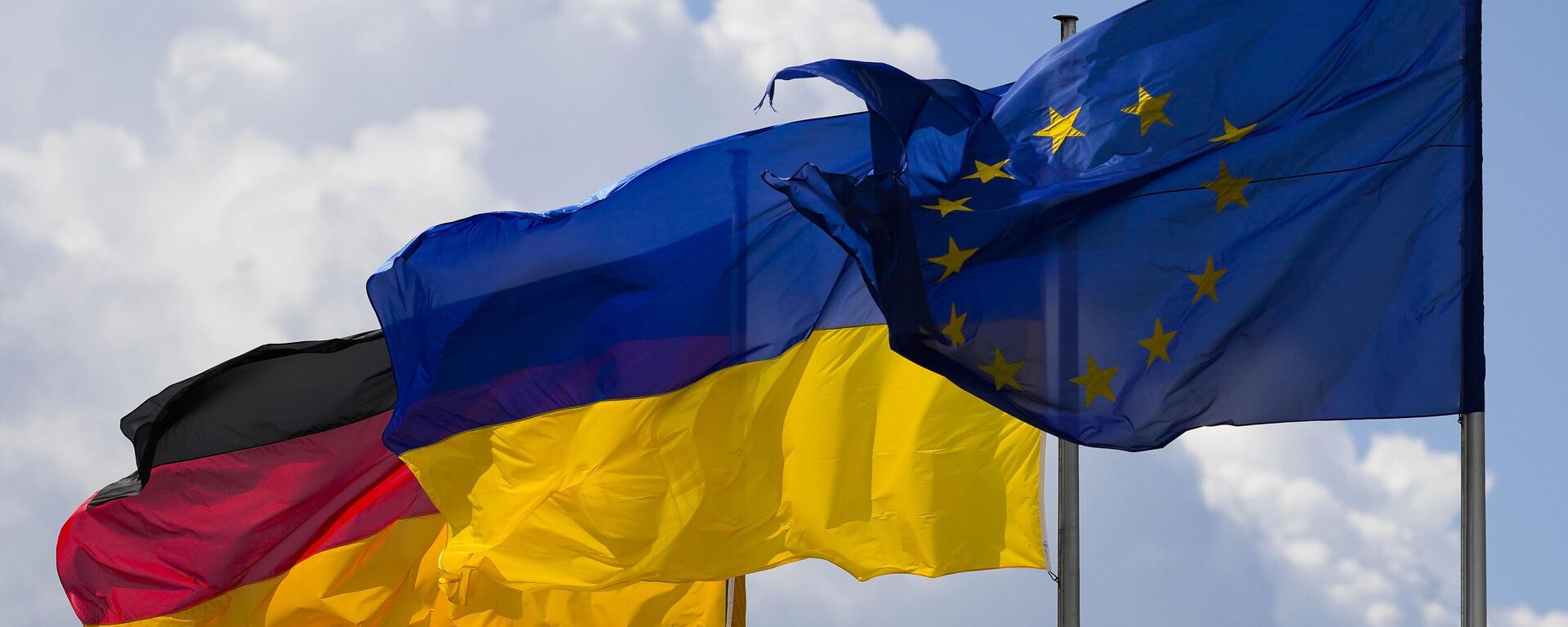 A bandeira nacional ucraniana entre a bandeira da UE, à direita, e a bandeira nacional alemã, à direita, em frente ao edifício do Reichstag durante um debate no parlamento alemão, 1º de junho de 2022. - Sputnik Brasil, 1920, 11.11.2023
