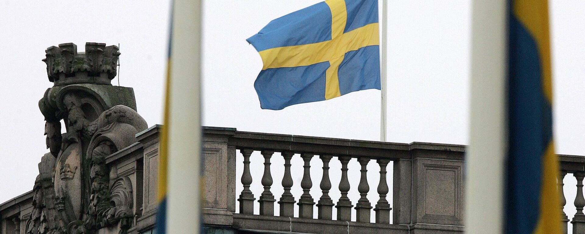 Bandeiras suecas do lado de fora do Ministério das Relações Exteriores e no topo do Riksdag, o prédio do parlamento, em Estocolmo - Sputnik Brasil, 1920, 22.03.2023