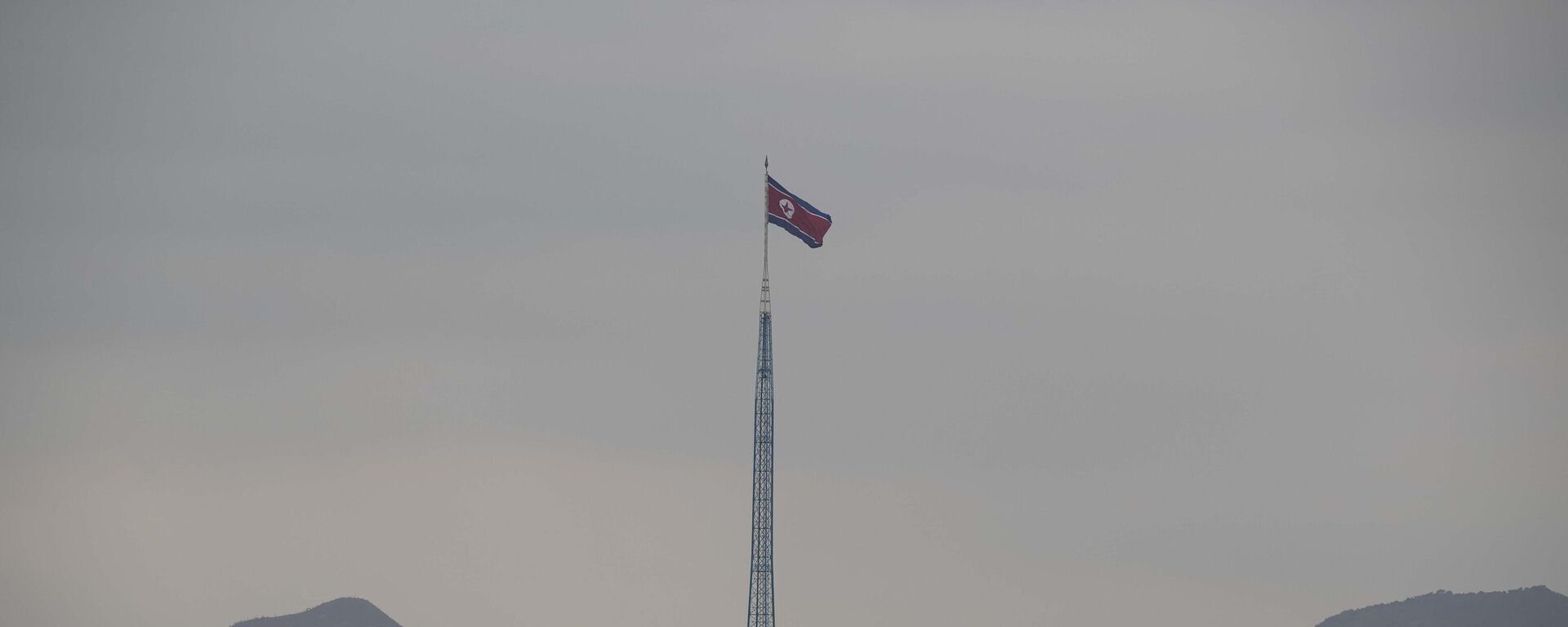 Bandeira norte-coreana se agita na cidade de Gijungdong, na Coreia do Norte, vista de um posto de observação da Coreia do Sul dentro da zona desmilitarizada em Paju, Coreia do Sul, 3 de março de 2023. - Sputnik Brasil, 1920, 28.03.2023