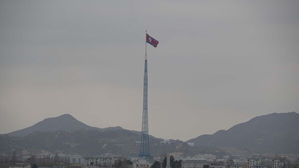 Bandeira norte-coreana se agita na cidade de Gijungdong, na Coreia do Norte, vista de um posto de observação da Coreia do Sul dentro da zona desmilitarizada em Paju, Coreia do Sul, 3 de março de 2023. - Sputnik Brasil