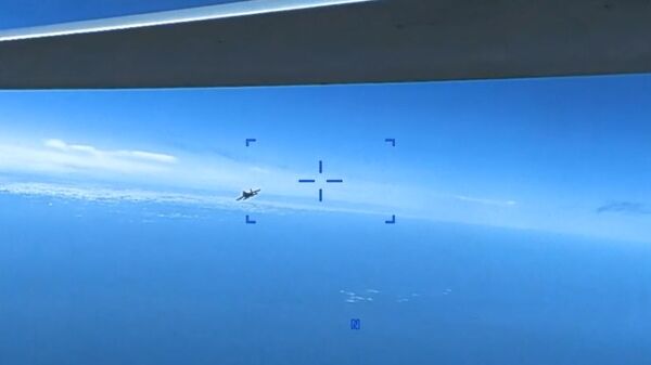 Caça Su-27 da Força Aérea da Rússia voando perto de drone MQ-9 Reaper da Força Aérea dos EUA no mar Negro, foto publicada em 16 de março de 2023 - Sputnik Brasil
