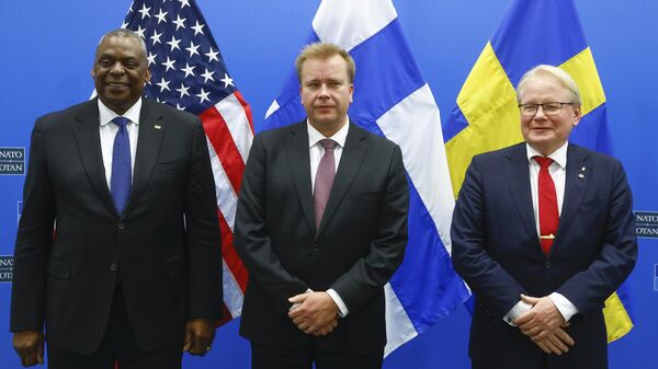 O secretário de Defesa dos EUA Lloyd Austin, à esquerda, posa com o ministro da Defesa da Finlândia Antti Kaikkonen, centro, e o ministro da Defesa da Suécia Peter Hultqvist enquanto se reúnem à margem de uma reunião dos ministros da Defesa da OTAN na sede da OTAN em Bruxelas, em 13 de outubro de 2022. - Sputnik Brasil