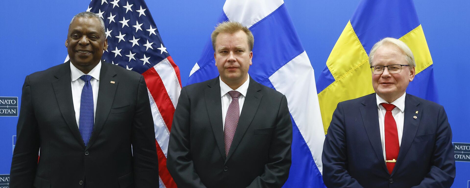 O secretário de Defesa dos EUA Lloyd Austin, à esquerda, posa com o ministro da Defesa da Finlândia Antti Kaikkonen, centro, e o ministro da Defesa da Suécia Peter Hultqvist enquanto se reúnem à margem de uma reunião dos ministros da Defesa da OTAN na sede da OTAN em Bruxelas, em 13 de outubro de 2022. - Sputnik Brasil, 1920, 24.03.2023