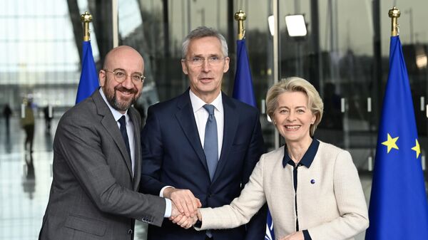 O secretário-geral da OTAN Jens Stoltenberg, ao centro, a presidente da Comissão Europeia Ursula von der Leyen, à direita, e o presidente do Conselho Europeu Charles Michel, à esquerda, apertam as mãos após assinarem uma Declaração Conjunta sobre a Cooperação OTAN-UE na sede da OTAN em Bruxelas, 10 de janeiro de 2023. - Sputnik Brasil