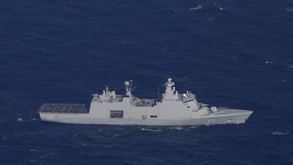 O navio de guerra dinamarquês Esbern Snare é visto de cima no mar entre Chipre e a Síria, 4 de janeiro de 2014. - Sputnik Brasil
