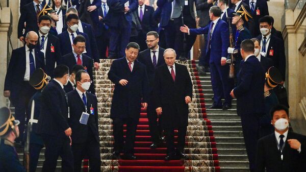 Presidente chinês Xi Jinping e o presidente russo Vladimir Putin saem após recepção em homenagem à visita do líder chinês a Moscou no Kremlin, em Moscou, Rússia, 21 de março de 2023 - Sputnik Brasil