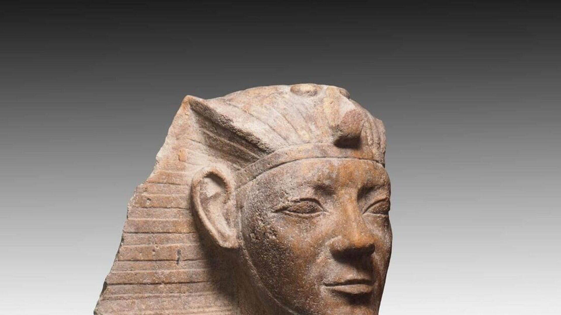Uma equipe de arqueólogos encontrou diversas estátuas de esfinges com rostos de faraós de diferentes épocas em um antigo templo solar egípcio - Sputnik Brasil, 1920, 25.03.2023