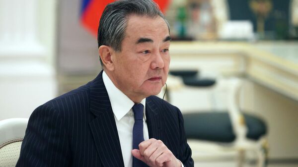 Wang Yi, chefe da Comissão de Relações Exteriores do Comitê Central do Partido Comunista da China, durante encontro com Vladimir Putin, presidente russo, no Kremlin, Moscou, Rússia, 22 de fevereiro de 2023 - Sputnik Brasil