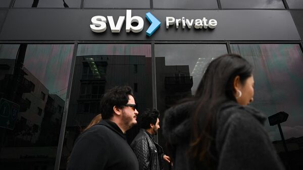 Logotipo do SVB Private na porta entrada de prédio de filial do Silicon Valley Bank, que faliu em meio a uma corrida aos depósitos do banco, em Santa Monica, Califórnia, EUA, 20 de março de 2023 - Sputnik Brasil