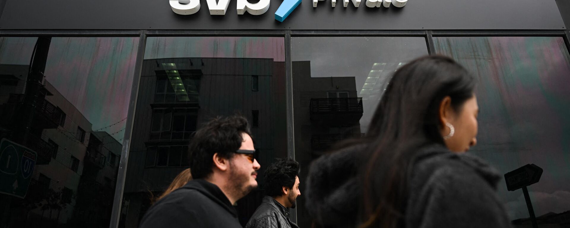 Logotipo do SVB Private na porta entrada de prédio de filial do Silicon Valley Bank, que faliu em meio a uma corrida aos depósitos do banco, em Santa Monica, Califórnia, EUA, 20 de março de 2023 - Sputnik Brasil, 1920, 26.03.2023