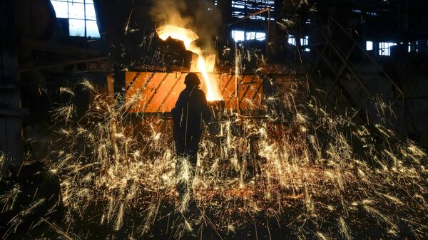 Trabalhadores despejam aço fundido em um molde em uma fundição na fábrica de partes para motores de tratores, em Melitopol, 14 de julho de 2022. - Sputnik Brasil