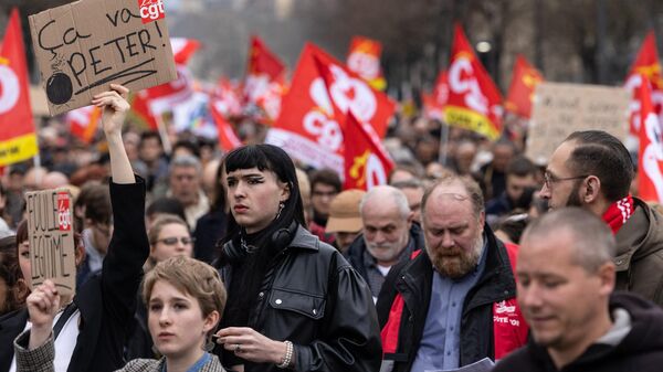 Manifestantes durante protestos e greves contra a reforma do sistema providenciário do governo do presidente francês Emmanuel Macron, em Dijon, França, 23 de março de 2023 - Sputnik Brasil