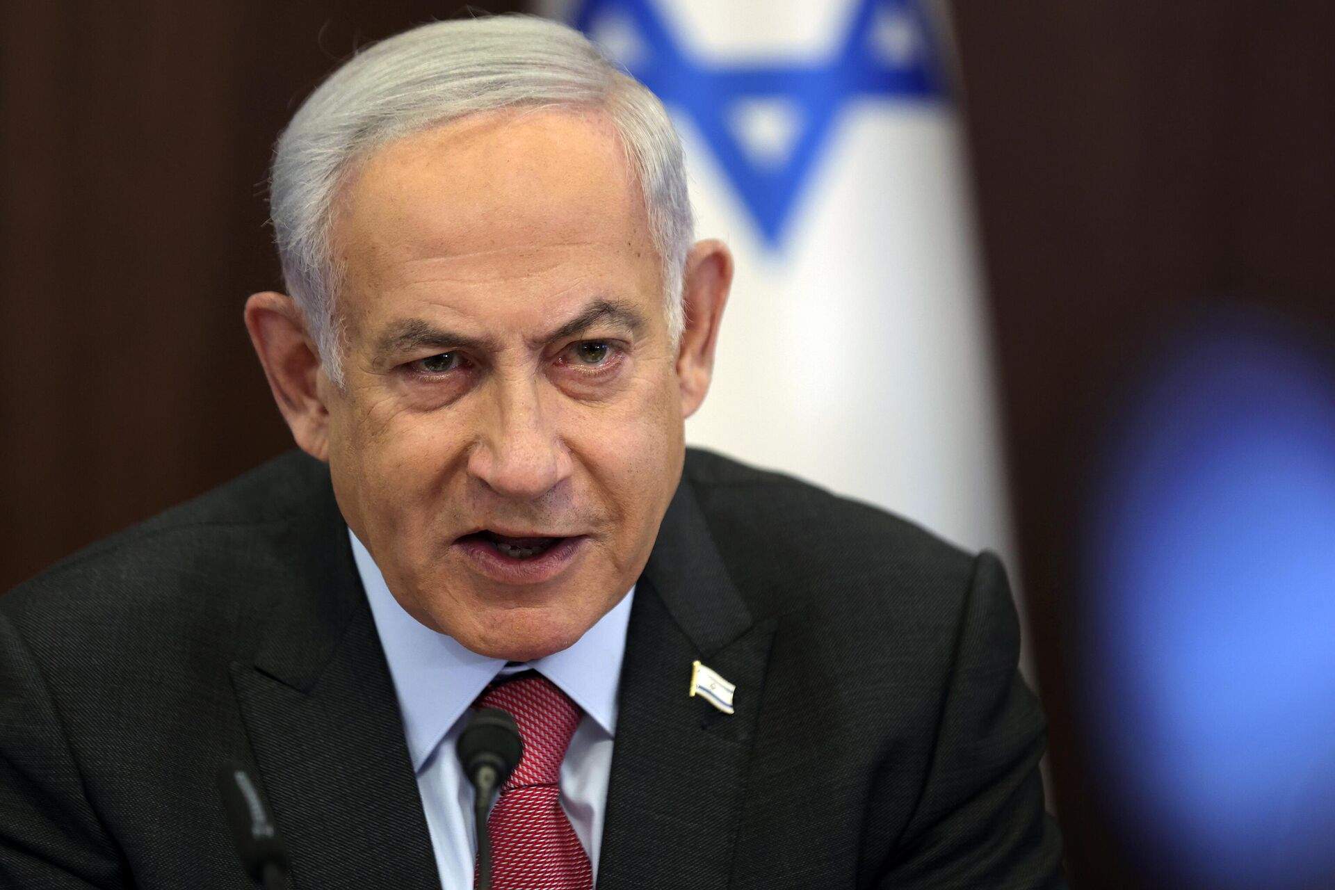 O primeiro-ministro israelense Benjamin Netanyahu participa de uma reunião semanal de gabinete no escritório do primeiro-ministro em Jerusalém em 19 de março de 2023 - Sputnik Brasil, 1920, 02.11.2023