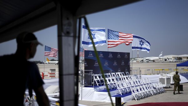 Bandeiras de Israel e dos EUA tremulam durante um ensaio para a cerimônia de boas-vindas ao presidente dos EUA, Joe Biden, no aeroporto Ben Gurion, perto de Tel Aviv. Israel, 12 de julho de 2022 - Sputnik Brasil