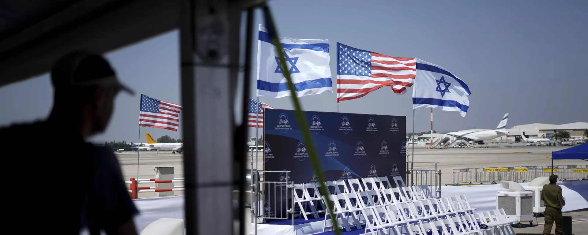 Bandeiras de Israel e dos EUA tremulam durante um ensaio para a cerimônia de boas-vindas do presidente dos EUA, Joe Biden, no aeroporto Ben Gurion, perto de Tel Aviv, Israel, 12 de julho de 2022 - Sputnik Brasil, 1920, 07.10.2023