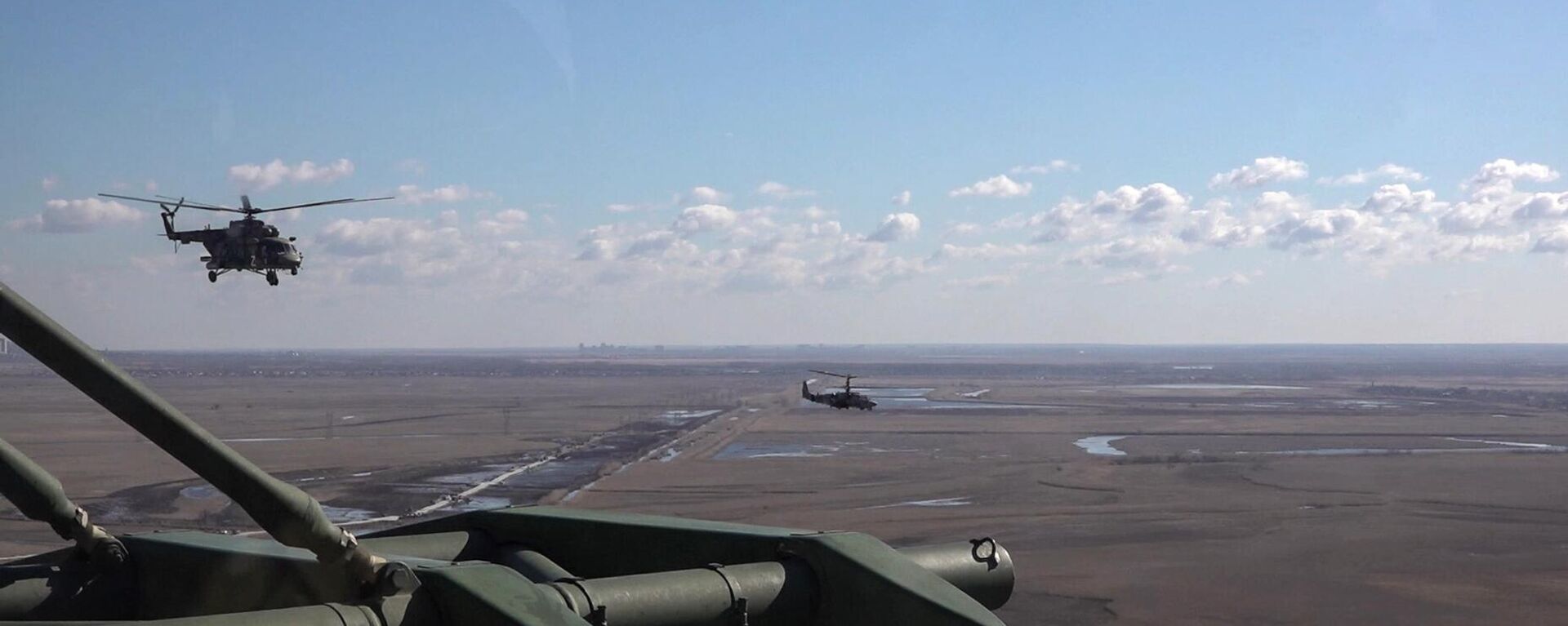Helicópteros Mi-8 e Ka-52 conduzem missão durante operação especial russa - Sputnik Brasil, 1920, 03.05.2023