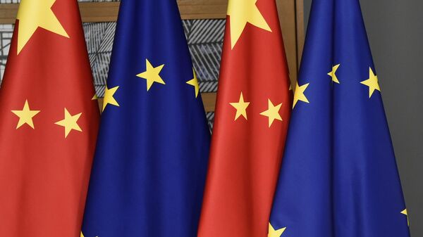 Bandeiras da União Europeia (UE) e da China são vistas no edifício Europa em Bruxelas, 17 de dezembro de 2019 - Sputnik Brasil