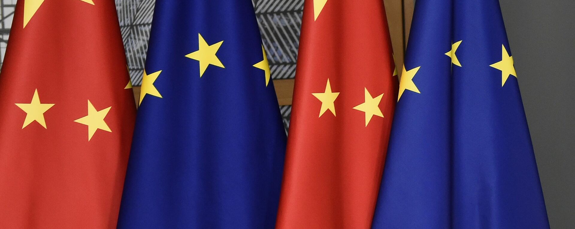 Bandeiras da União Europeia (UE) e da China são vistas no edifício Europa em Bruxelas, 17 de dezembro de 2019 - Sputnik Brasil, 1920, 03.04.2023