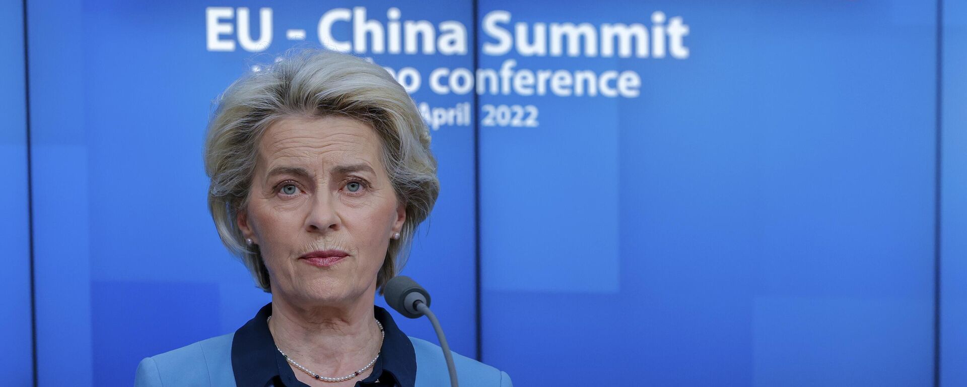 A presidente da Comissão Europeia, Ursula von der Leyen, fala durante uma conferência de imprensa no final de uma cimeira UE-China no edifício do Conselho Europeu em Bruxelas, 1º de abril de 2022 - Sputnik Brasil, 1920, 30.03.2023