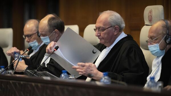 O juiz e vice-presidente Kirill Gevorgian, da Rússia, segundo à direita, começa a ler o veredicto da Corte Internacional de Justiça, a mais alta corte das Nações Unidas, 30 de março de 2023 - Sputnik Brasil