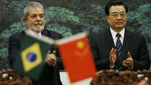 Lula da Silva (à esquerda) aplaude com Hu Jintao (à direita), presidentes do Brasil e da China, respetivamente, no Grande Salão do Povo, Pequim, China, 18 de maio de 2009 - Sputnik Brasil